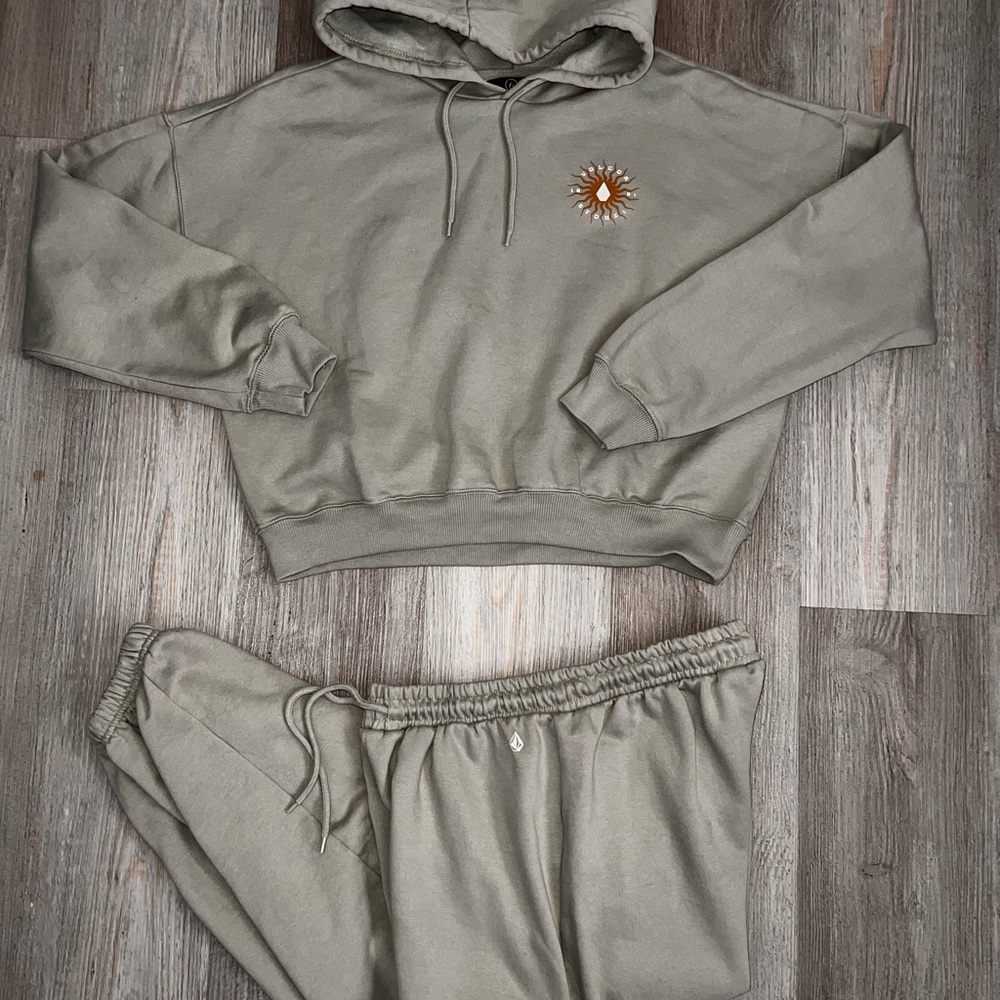 Volcom Set - Picture 2 of 2